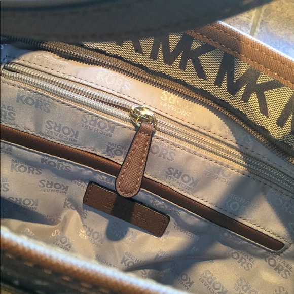 NWOT-MK Kempton w/Signature Logo Jacquard Tote - Picture 5 of 7
